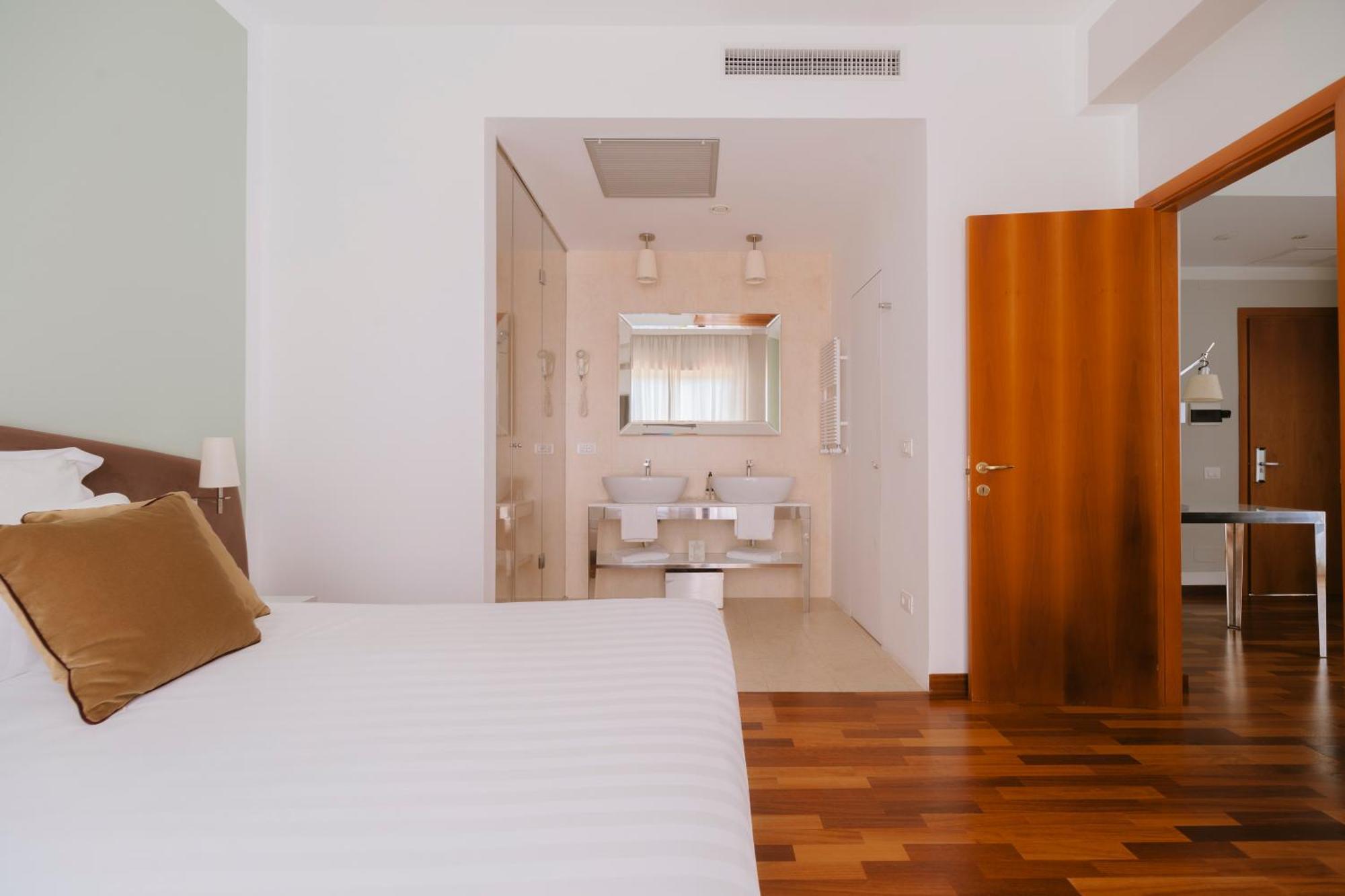צ'יביטאנובה מארקה Hotel Miramare מראה חיצוני תמונה