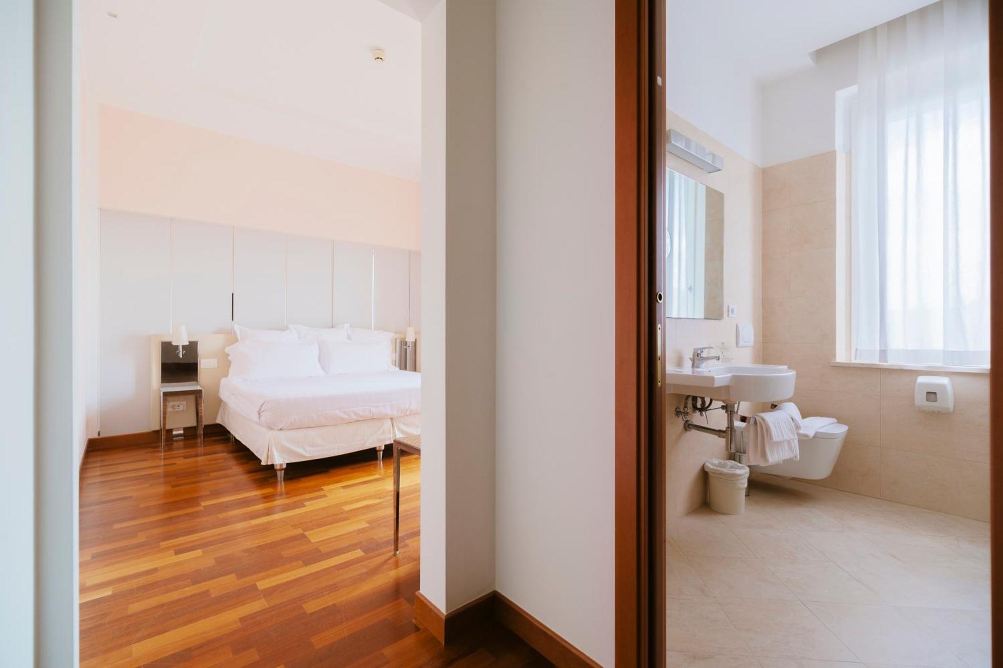 צ'יביטאנובה מארקה Hotel Miramare מראה חיצוני תמונה