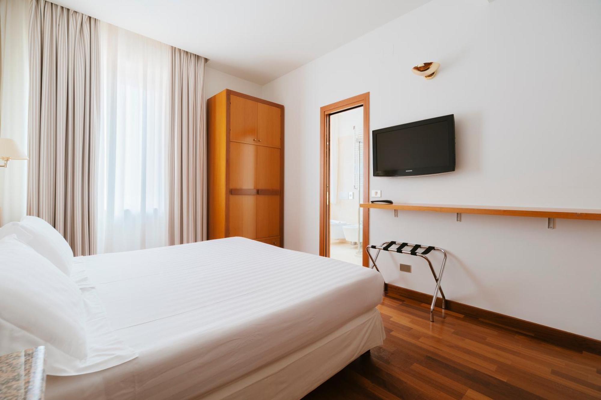 צ'יביטאנובה מארקה Hotel Miramare מראה חיצוני תמונה