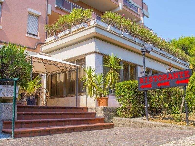 צ'יביטאנובה מארקה Hotel Miramare מסעדה תמונה